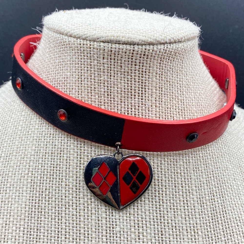 DC COMICS Harley Quinn Red & Black Leather Choker Necklace - Picture 4 of 8